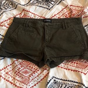 😍 EXPRESS Khaki Short Shorts